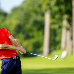 Ortiz a dos golpes del líder en Alabama