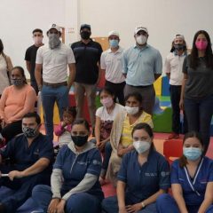 Profesionales mexicanos donan sillas de ruedas